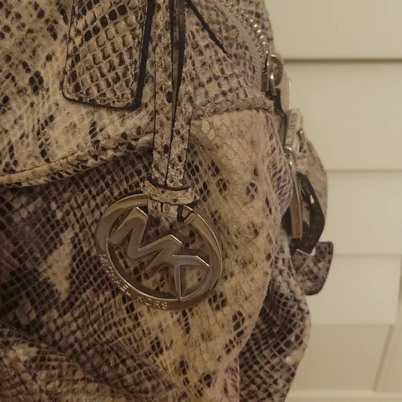 Michael Kors Heidi  Snakeskin Purse 👜 Used once !!! New condition! - Picture 2 of 7